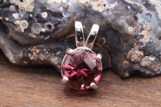 0.97ct Rhodolite Garnet in 'Narcolepsy' by Arya Akhavan
