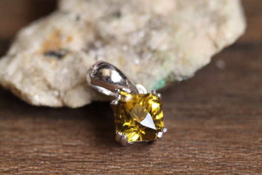 0.45ct Mali Garnet in 'Void Reaver' by Arya Akhavan