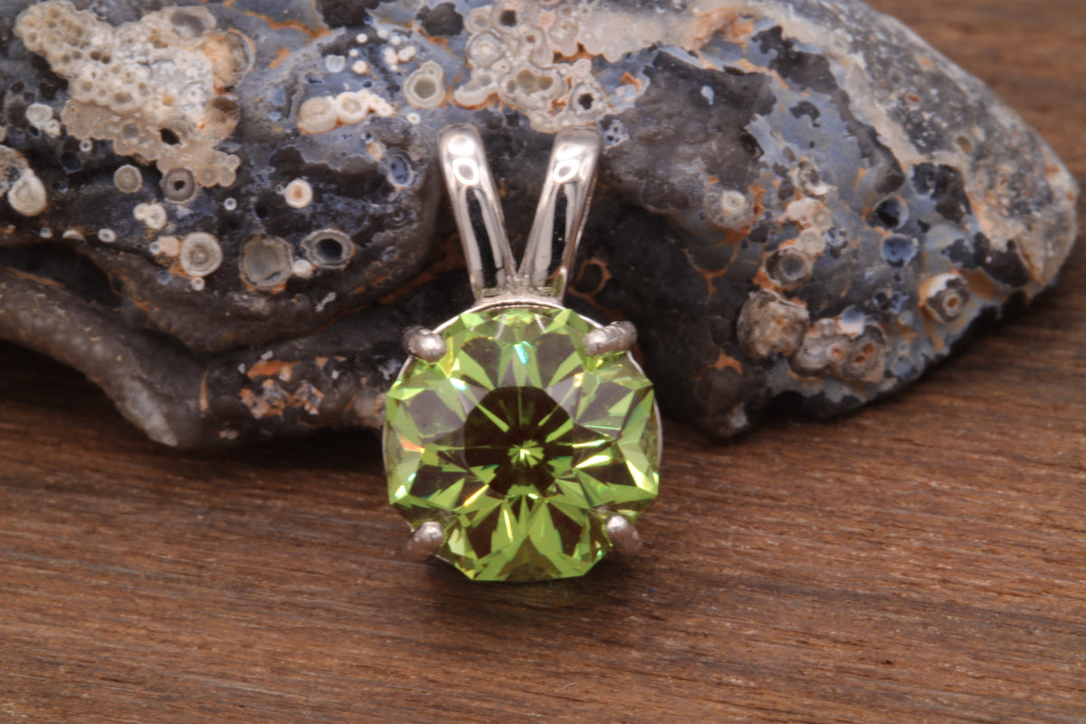 3.1ct Christmas Garnet (Cr:YAG) in 'Heavens-Piercing Drill' by Arya Akhavan