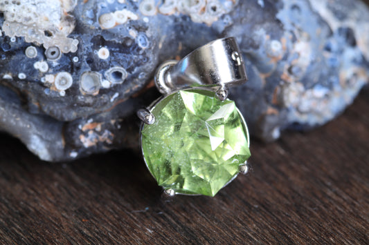 1.88ct Pakistan Peridot in 'Galactic Star' by Andrew Brown