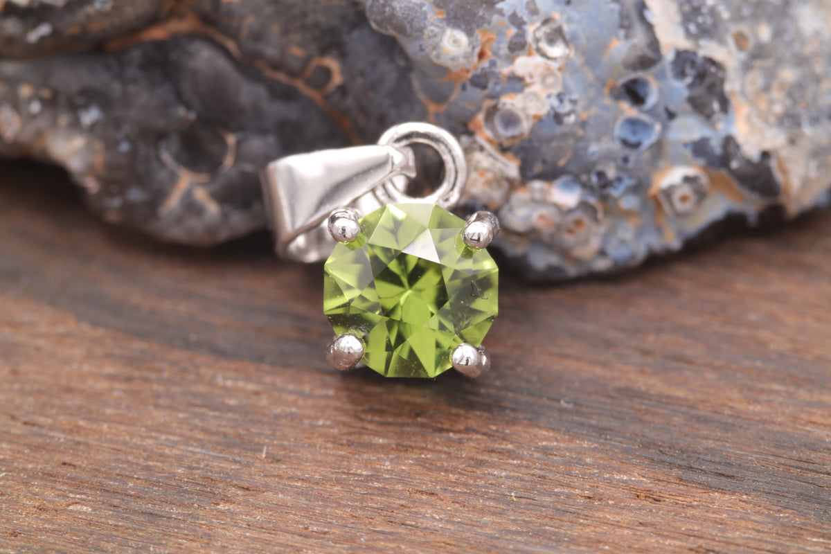 0.45ct Chrome Tourmaline in 'Titan' by Scott Laborie